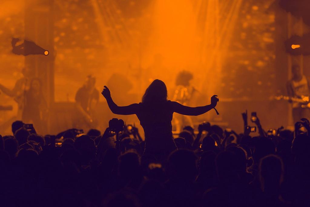 Live-Musik-DJ-Performance bei Nacht mit Lichteffekten