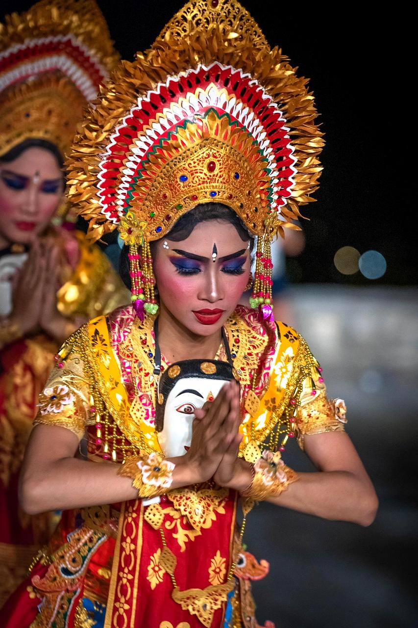 Festival mit Tanzenden Menschen und Bühnenfeuerwerk